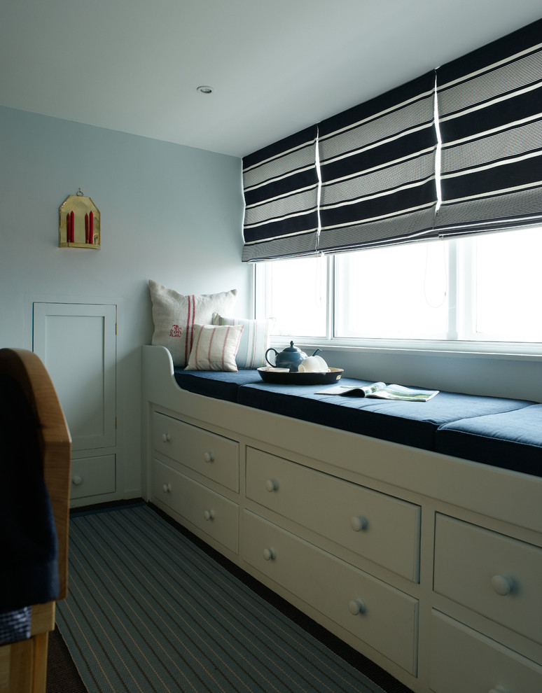 Пример оригинального дизайна: спальня в морском стиле с ковровым покрытием