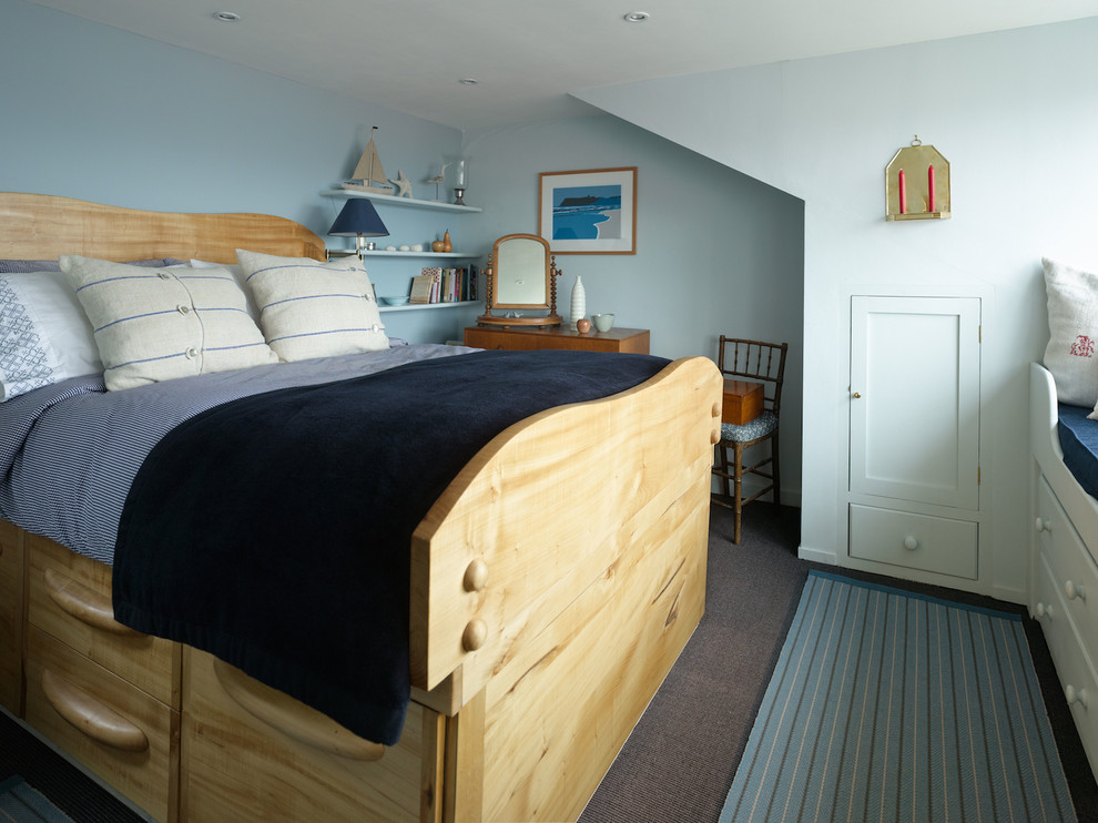 Идея дизайна: спальня в морском стиле с ковровым покрытием