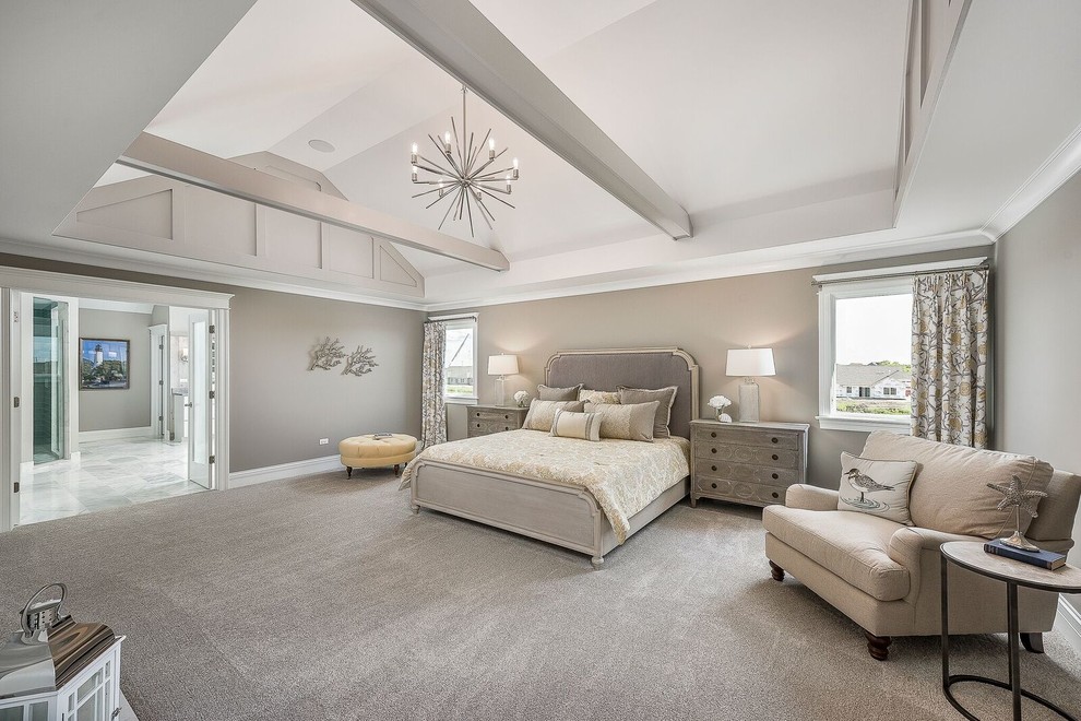 Großes Klassisches Hauptschlafzimmer ohne Kamin mit grauer Wandfarbe, Teppichboden und grauem Boden in Chicago