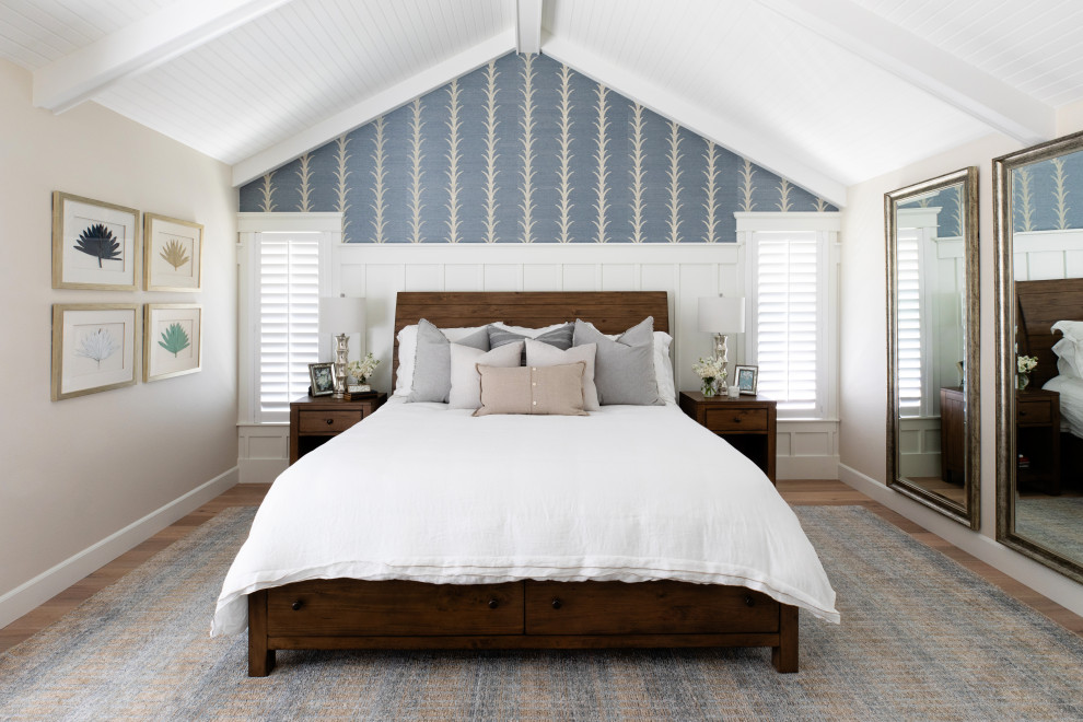 Foto de dormitorio principal tradicional renovado grande con paredes multicolor, suelo de madera en tonos medios, suelo beige, madera y boiserie