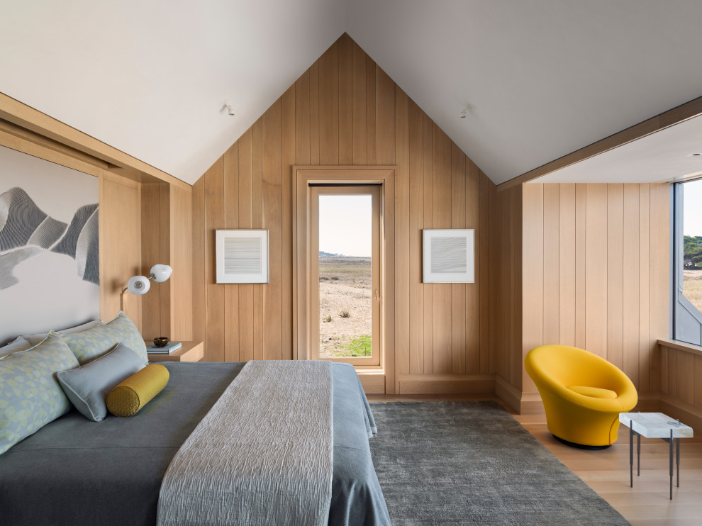 Maritimes Hauptschlafzimmer ohne Kamin mit brauner Wandfarbe, braunem Holzboden, braunem Boden und Holzwänden in San Francisco