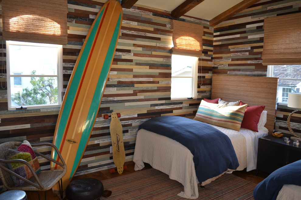На фото: гостевая спальня среднего размера, (комната для гостей) в морском стиле с разноцветными стенами и паркетным полом среднего тона