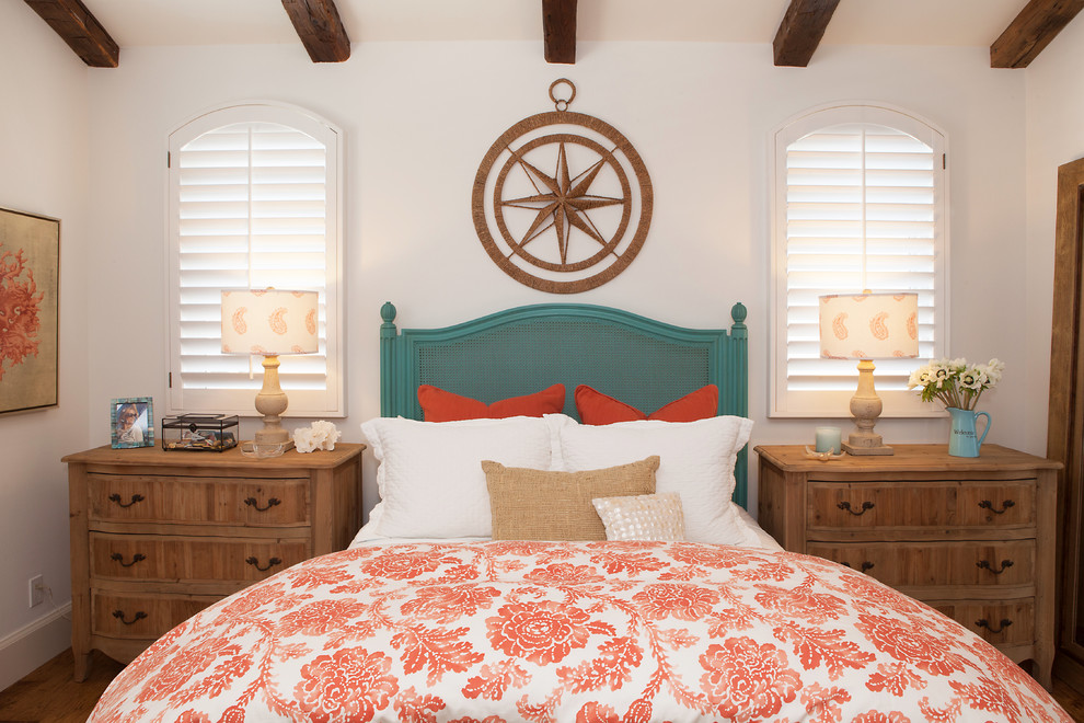 Großes Maritimes Gästezimmer ohne Kamin mit weißer Wandfarbe und braunem Holzboden in Orange County