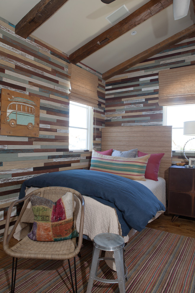 Aménagement d'une chambre d'amis bord de mer de taille moyenne avec un mur multicolore et un sol en bois brun.