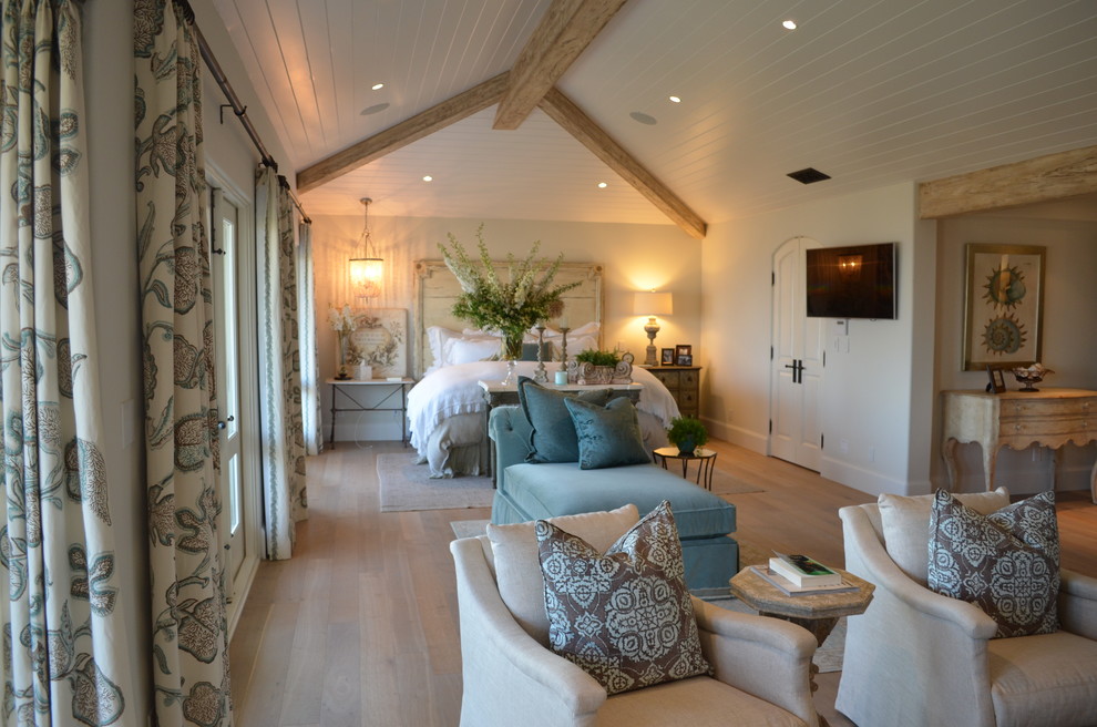 Diseño de dormitorio principal marinero de tamaño medio con paredes beige y suelo de madera clara