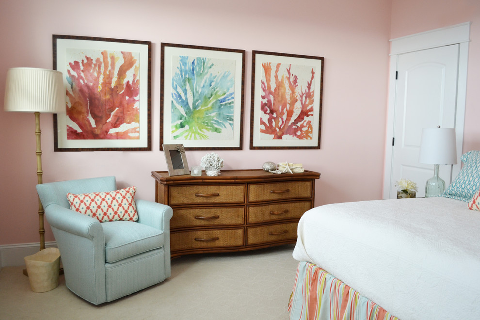 Modelo de habitación de invitados costera con paredes rosas y moqueta