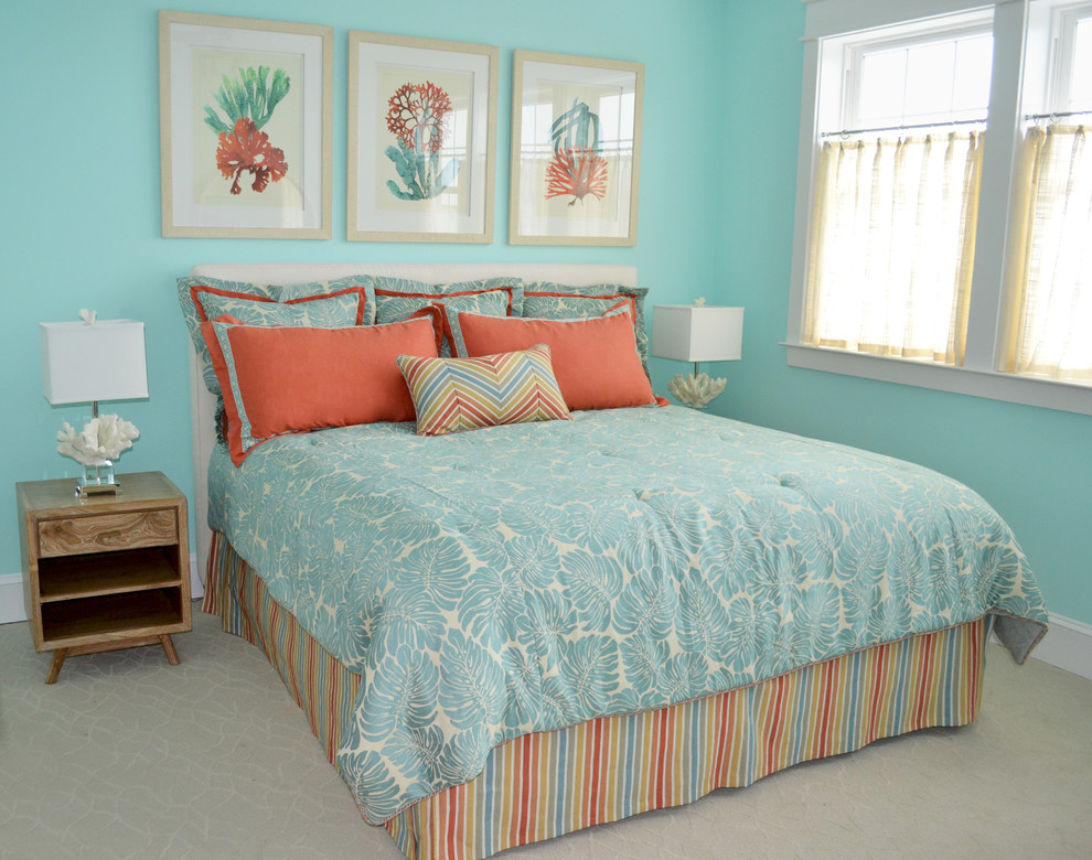 ワシントンD.C.にあるビーチスタイルのおしゃれな寝室 (青い壁、カーペット敷き) のインテリア