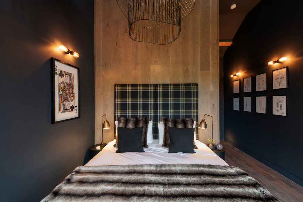 Ejemplo de dormitorio abovedado contemporáneo con paredes negras, suelo de madera oscura, suelo marrón y madera