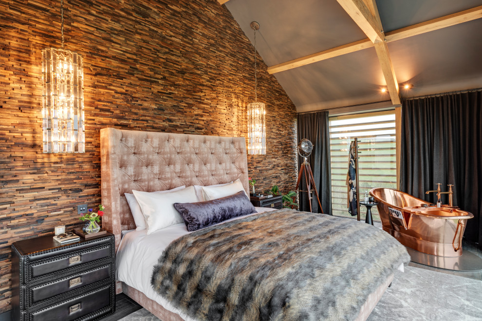 Modernes Schlafzimmer mit brauner Wandfarbe, freigelegten Dachbalken, gewölbter Decke und Holzwänden in Cornwall