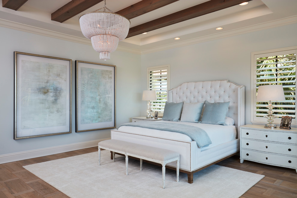 Foto de dormitorio principal costero con paredes azules y suelo de madera en tonos medios