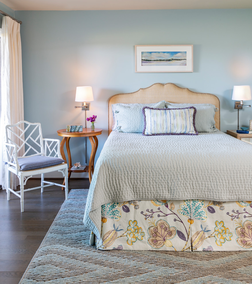Стильный дизайн: хозяйская спальня в морском стиле с паркетным полом среднего тона, коричневым полом и синими стенами - последний тренд