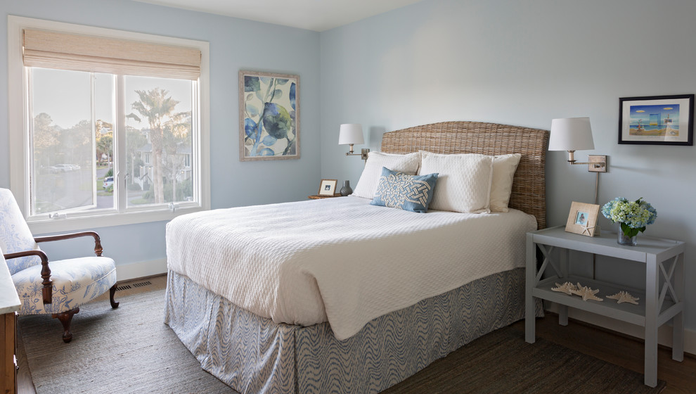 Modelo de habitación de invitados marinera con suelo de madera en tonos medios, suelo marrón y paredes azules