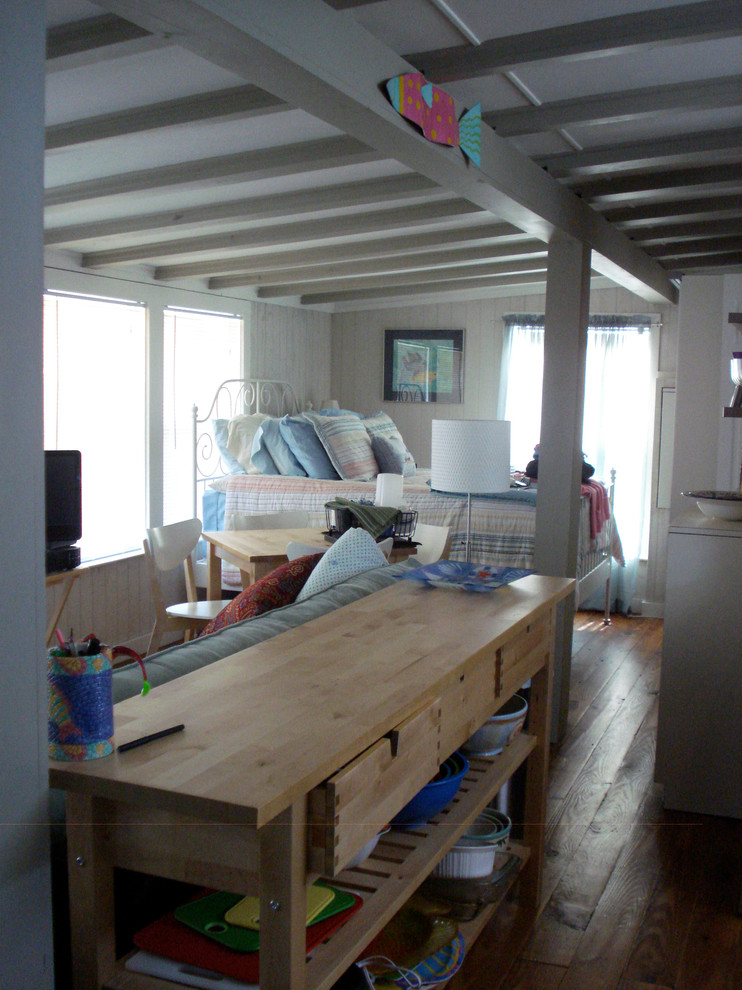 オースティンにある小さなシャビーシック調のおしゃれなロフト寝室 (白い壁、無垢フローリング、暖炉なし) のインテリア