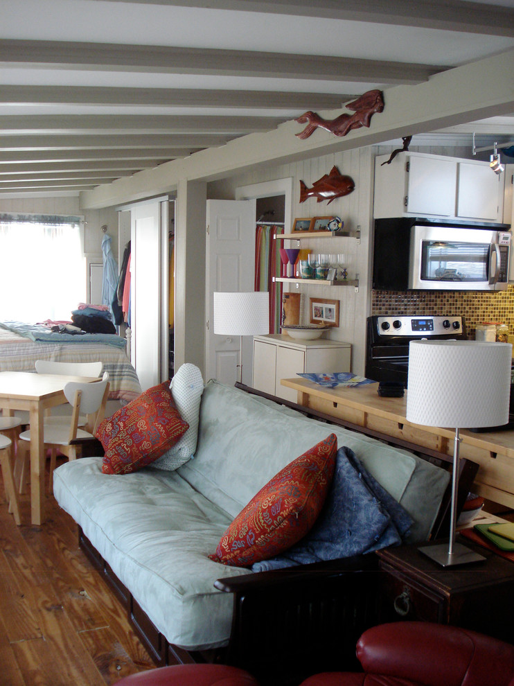 Kleines Shabby-Chic Schlafzimmer ohne Kamin, im Loft-Style mit weißer Wandfarbe und braunem Holzboden in Austin
