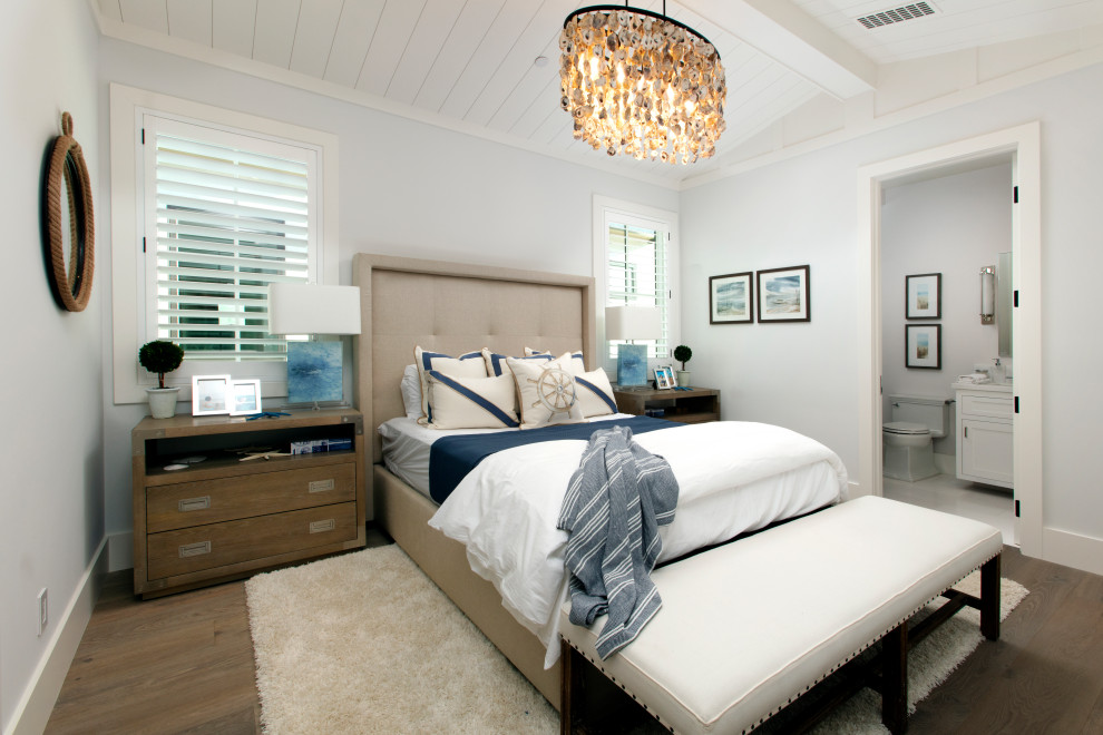 Foto de habitación de invitados costera grande con paredes azules, suelo de madera en tonos medios y suelo marrón