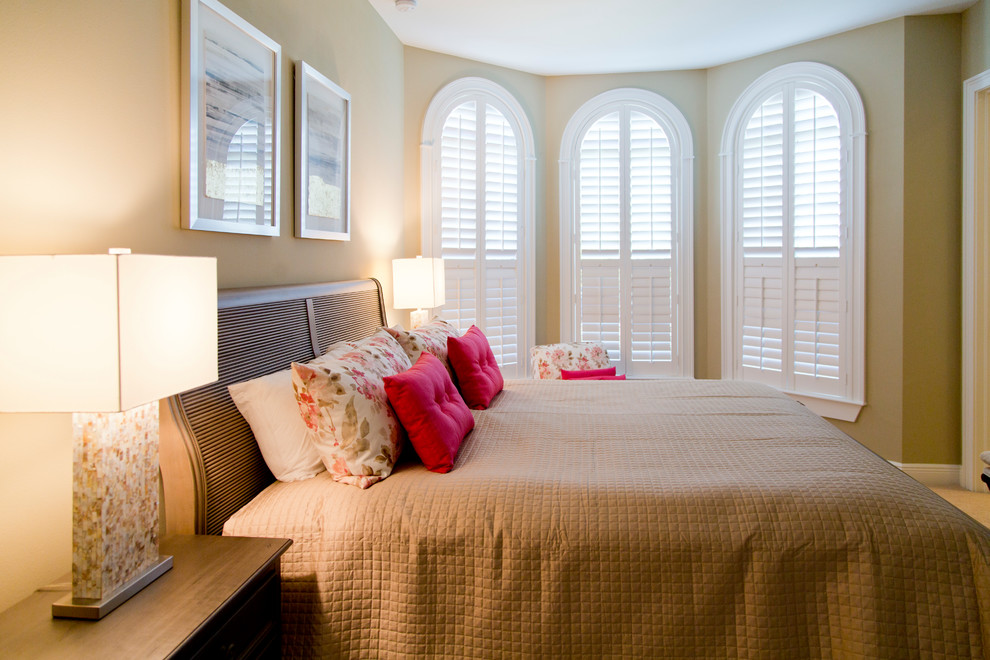 Diseño de habitación de invitados marinera de tamaño medio con paredes beige, moqueta y suelo beige