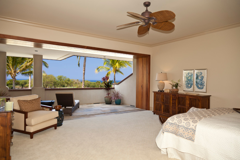Foto di una camera da letto tropicale con pareti beige e moquette