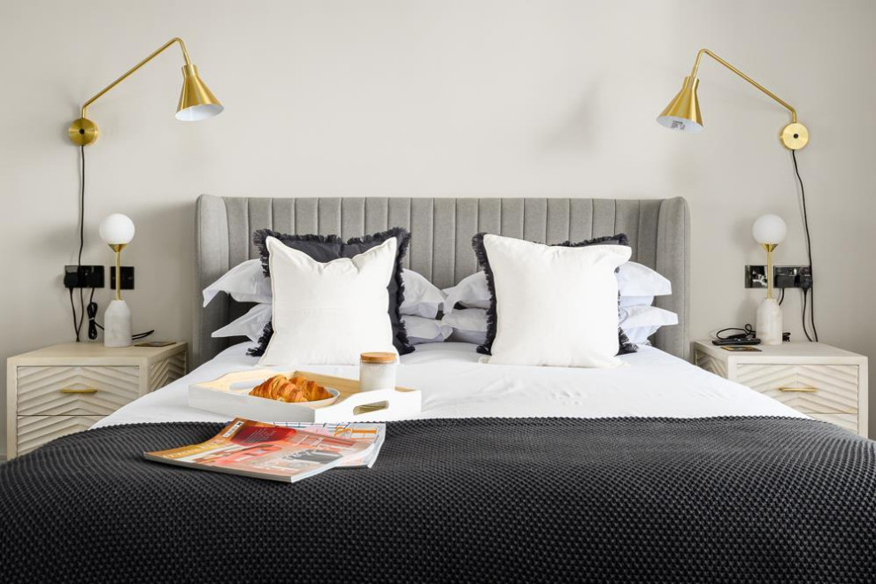 Mittelgroßes Modernes Hauptschlafzimmer mit grauer Wandfarbe, hellem Holzboden, grauem Boden und gewölbter Decke in Cornwall