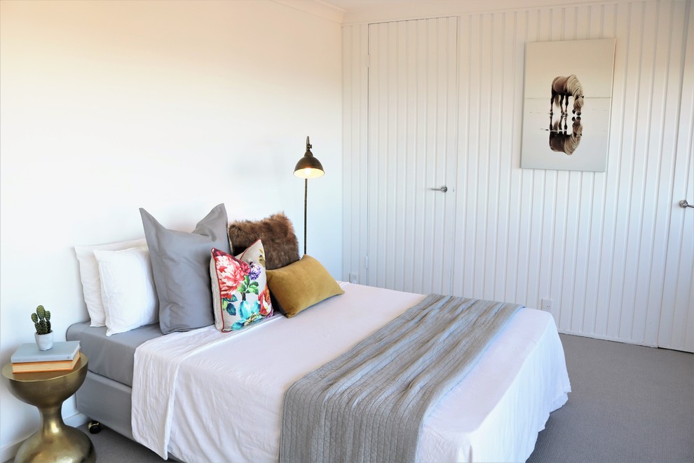 На фото: гостевая спальня (комната для гостей) в морском стиле с белыми стенами, ковровым покрытием и серым полом с