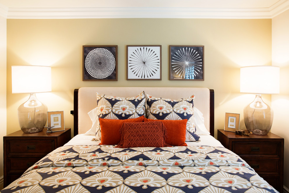 Стильный дизайн: гостевая спальня среднего размера, (комната для гостей) в стиле фьюжн с бежевыми стенами и ковровым покрытием - последний тренд