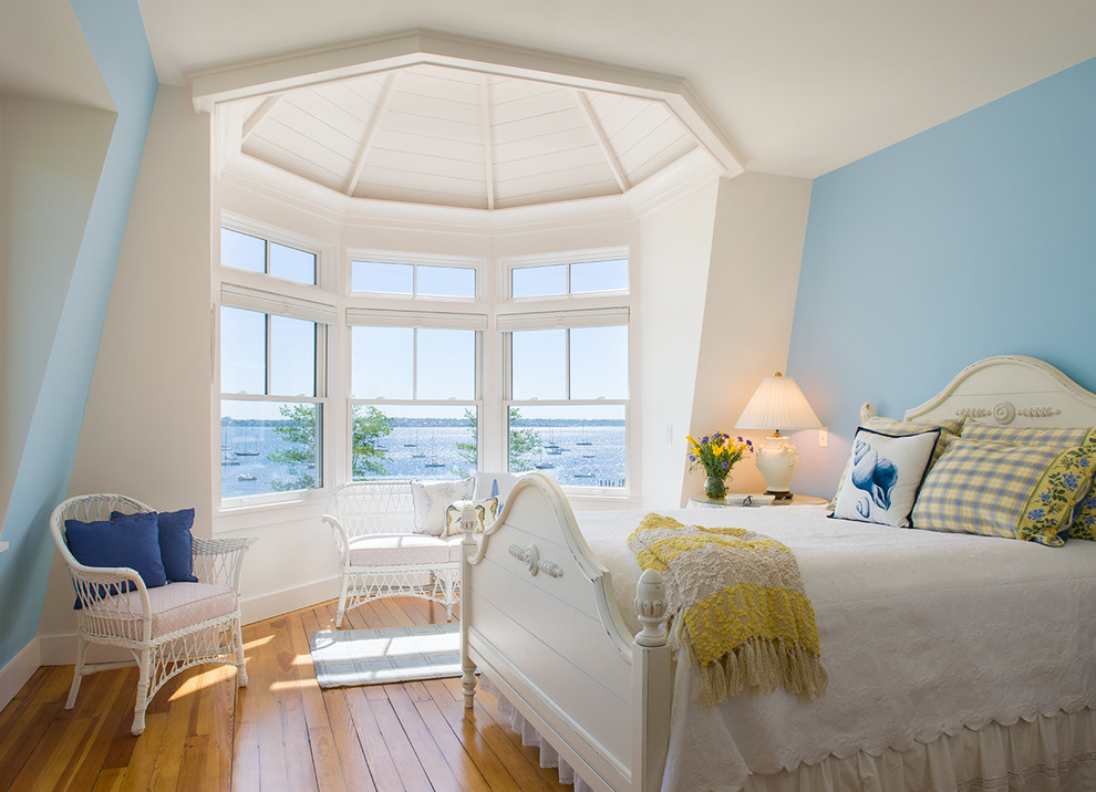 На фото: спальня в викторианском стиле с синими стенами с