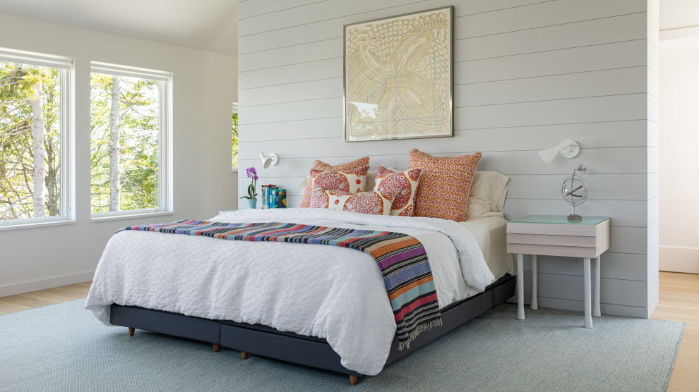 Пример оригинального дизайна: спальня в морском стиле с белыми стенами, светлым паркетным полом, бежевым полом и стенами из вагонки