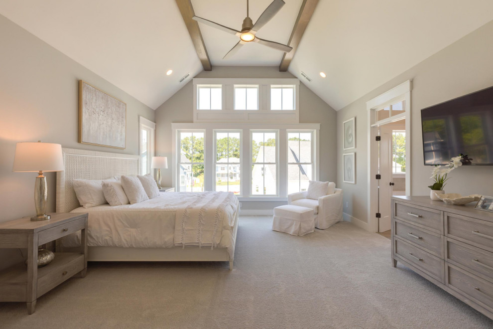 На фото: спальня в морском стиле с серыми стенами, ковровым покрытием и серым полом с