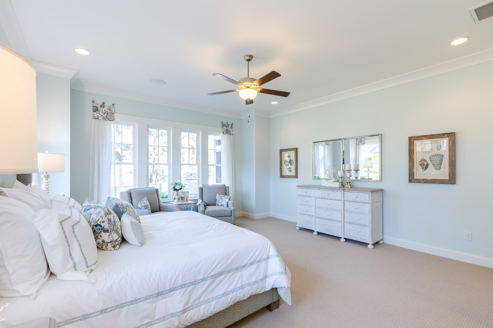 Foto de dormitorio principal costero grande con paredes azules, moqueta y suelo beige