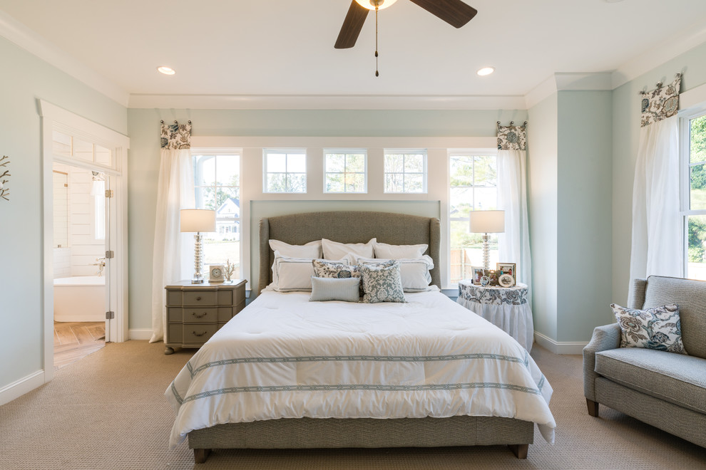 Ejemplo de dormitorio principal costero grande con paredes azules, moqueta y suelo gris