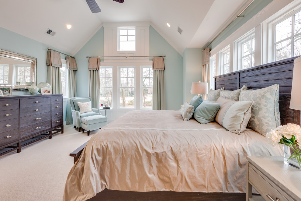 Пример оригинального дизайна: огромная хозяйская спальня в стиле неоклассика (современная классика) с ковровым покрытием и синими стенами
