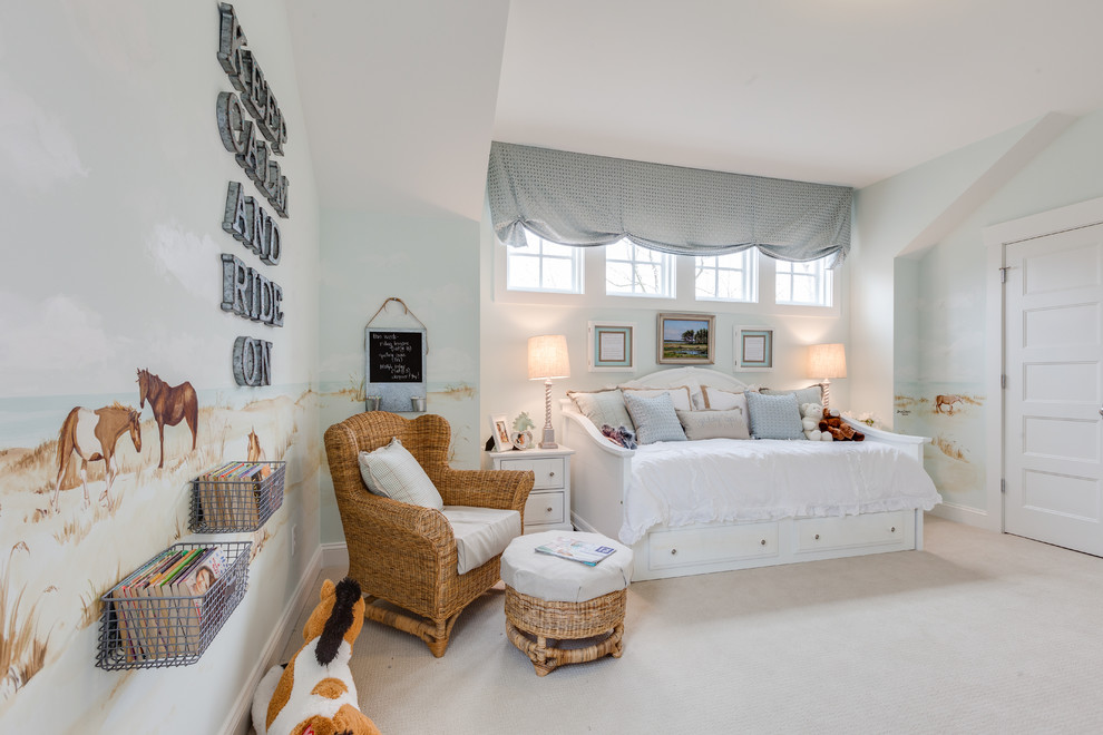 Foto de habitación de invitados costera grande con paredes azules y moqueta