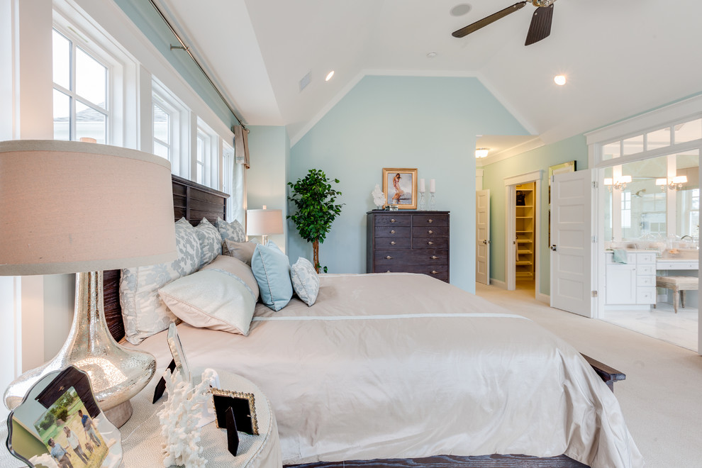 他の地域にある広いビーチスタイルのおしゃれな主寝室 (青い壁、カーペット敷き)