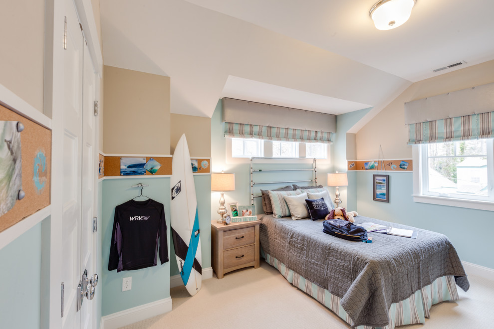 他の地域にある中くらいなビーチスタイルのおしゃれな客用寝室 (青い壁、カーペット敷き、暖炉なし) のレイアウト