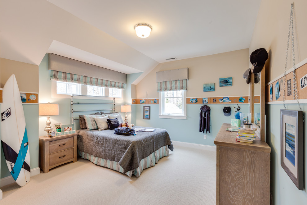 Imagen de habitación de invitados marinera de tamaño medio sin chimenea con paredes azules y moqueta
