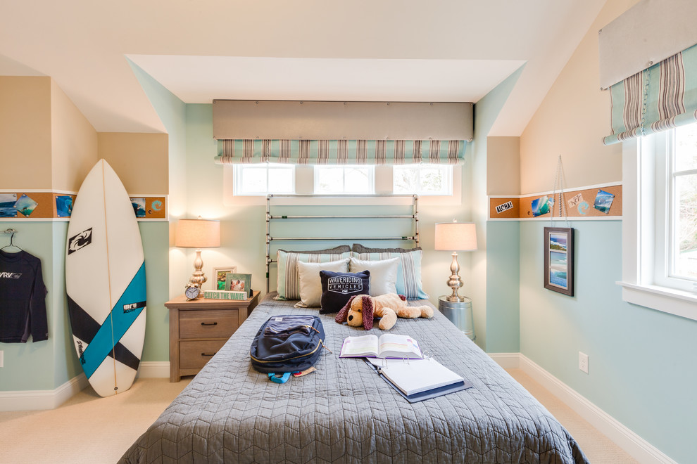 На фото: гостевая спальня среднего размера, (комната для гостей) в морском стиле с синими стенами и ковровым покрытием без камина