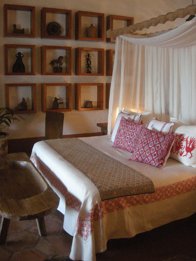Пример оригинального дизайна: большая гостевая спальня (комната для гостей) в стиле рустика с белыми стенами, полом из терракотовой плитки и коричневым полом