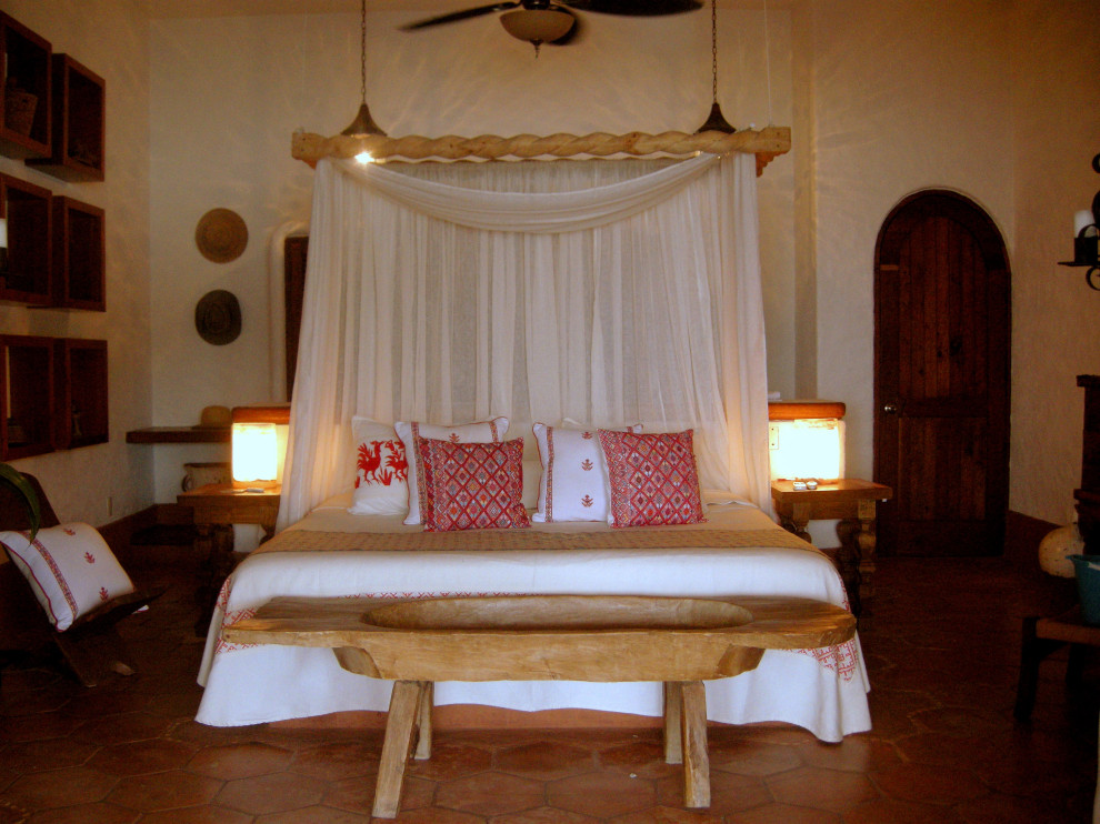 Diseño de habitación de invitados rústica grande con paredes blancas, suelo de baldosas de terracota y suelo marrón