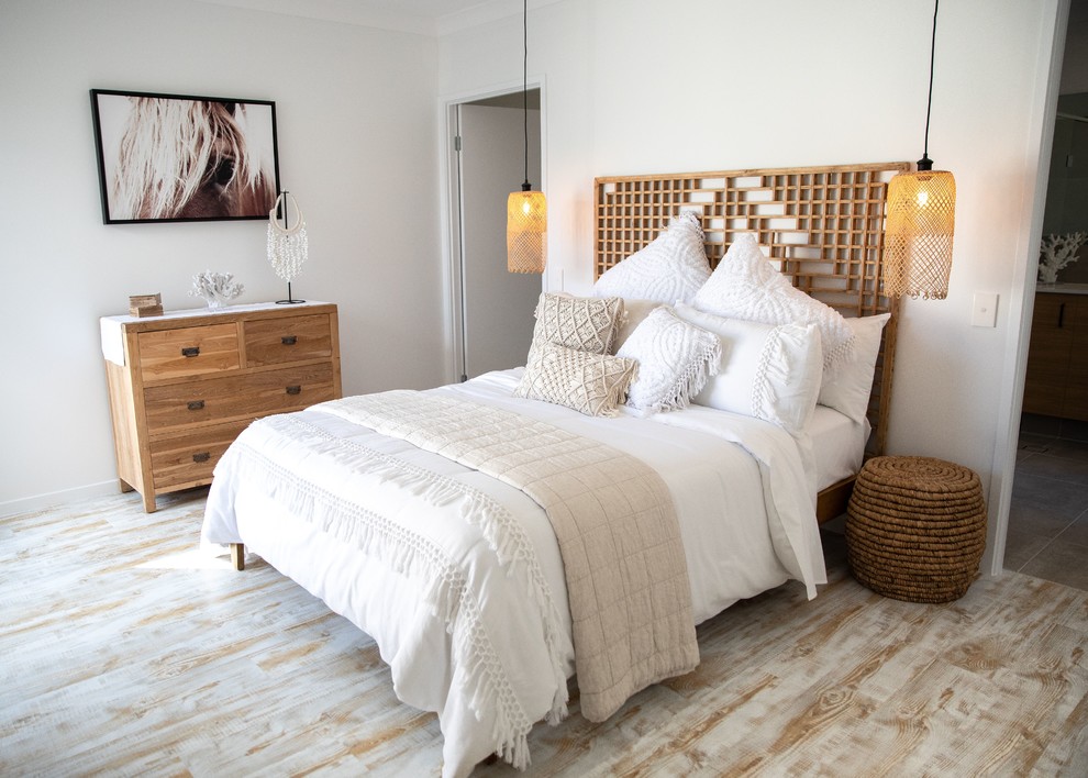 Esempio di una camera da letto nordica con pareti bianche, parquet chiaro e pavimento beige