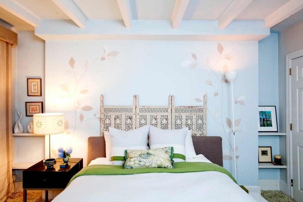 Foto de dormitorio principal tradicional renovado pequeño sin chimenea con paredes azules y moqueta