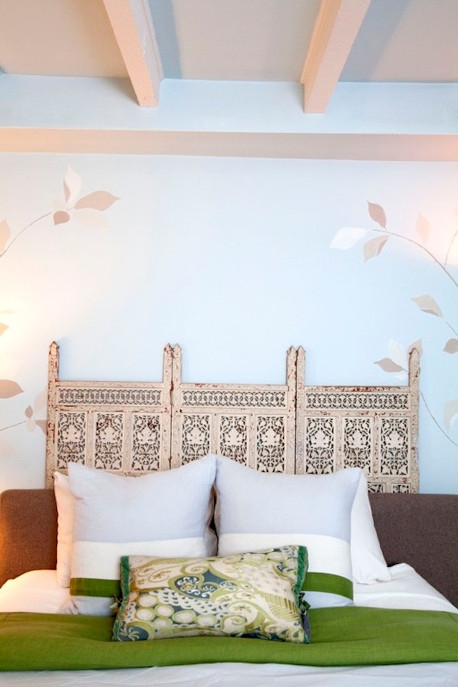 На фото: маленькая хозяйская спальня в стиле неоклассика (современная классика) с синими стенами и ковровым покрытием без камина для на участке и в саду с