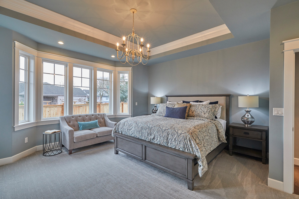 Mittelgroßes Uriges Hauptschlafzimmer ohne Kamin mit blauer Wandfarbe, Teppichboden und grauem Boden in Portland