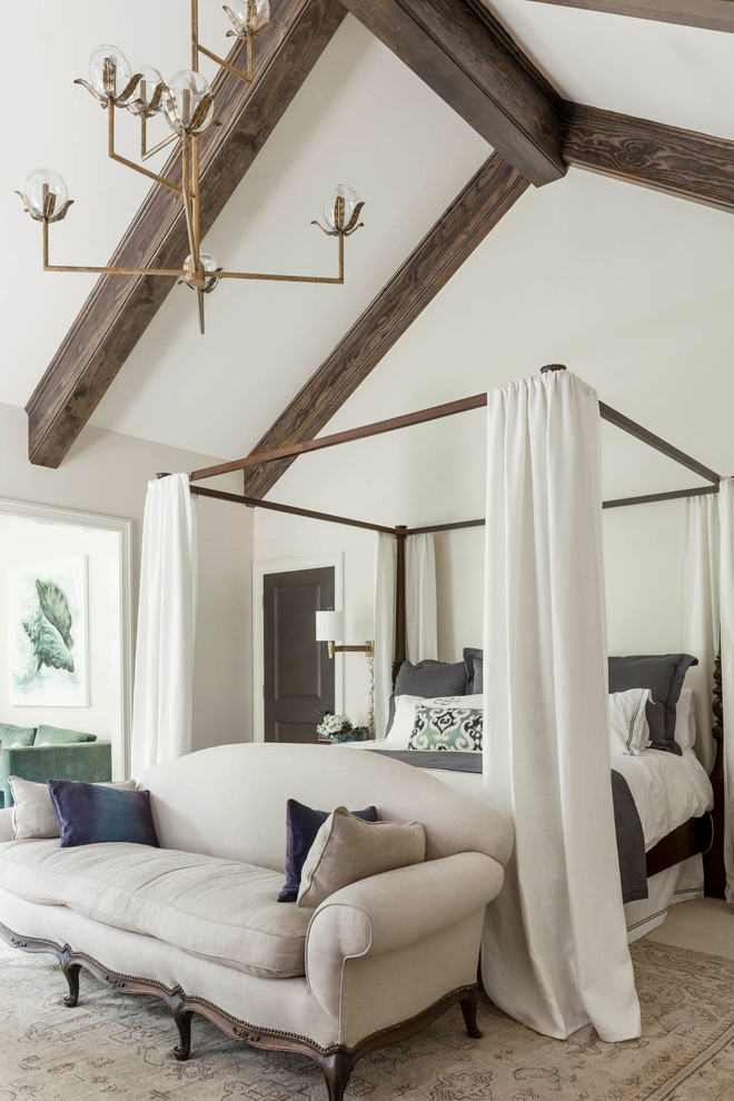 На фото: спальня в стиле неоклассика (современная классика) с белыми стенами, ковровым покрытием и белым полом