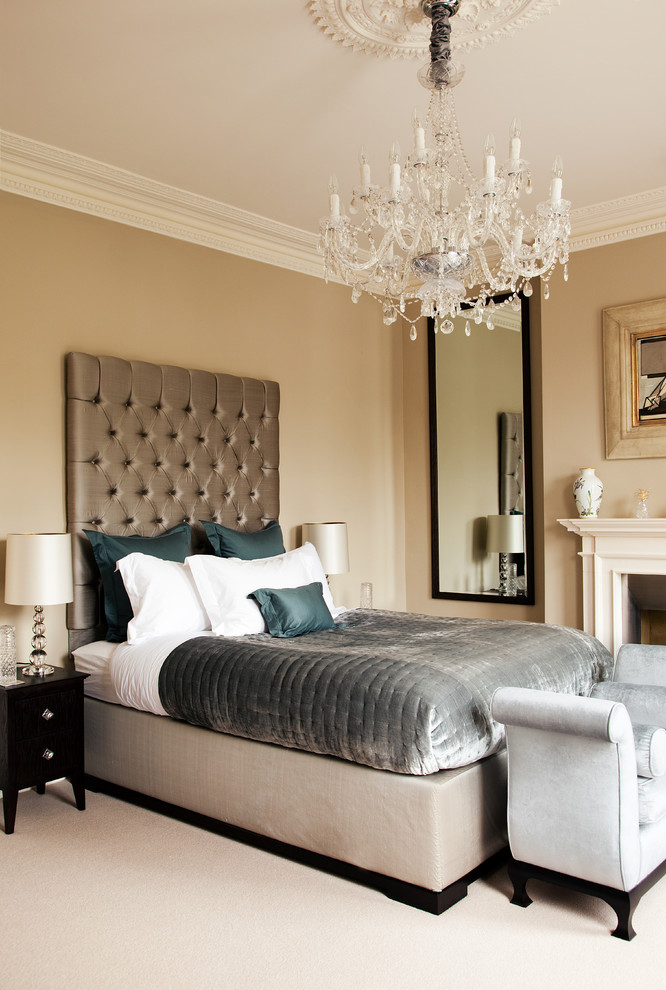 Klassisches Hauptschlafzimmer mit beiger Wandfarbe, Teppichboden und Kamin in London