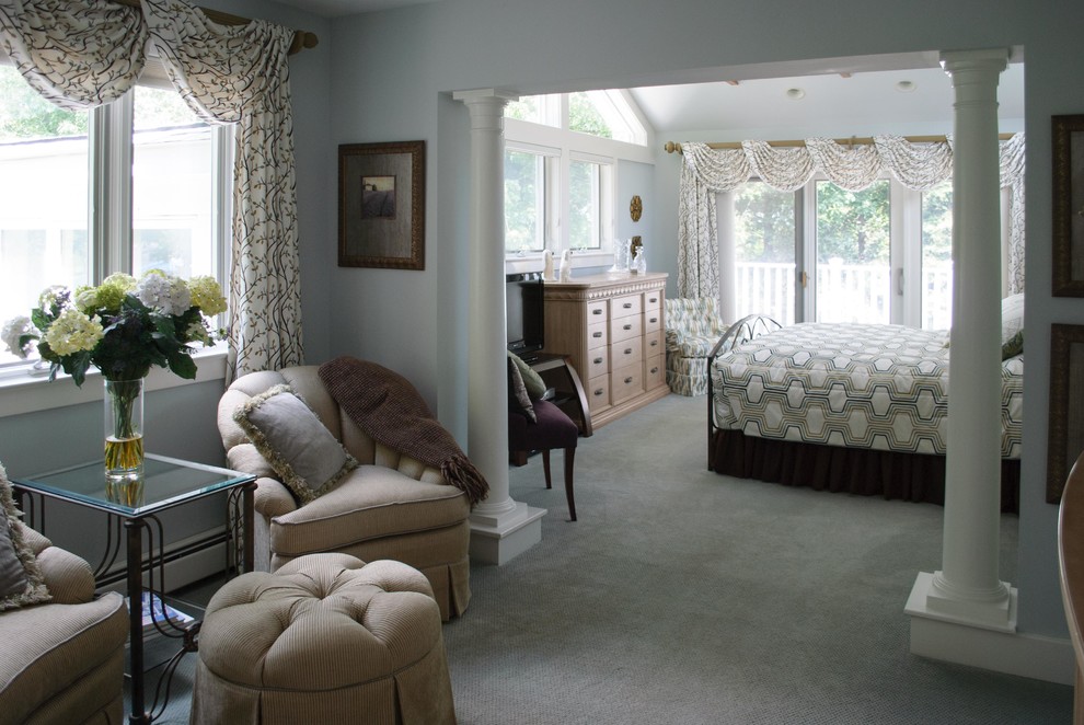 Foto de dormitorio principal tradicional renovado sin chimenea con paredes grises, moqueta y suelo gris