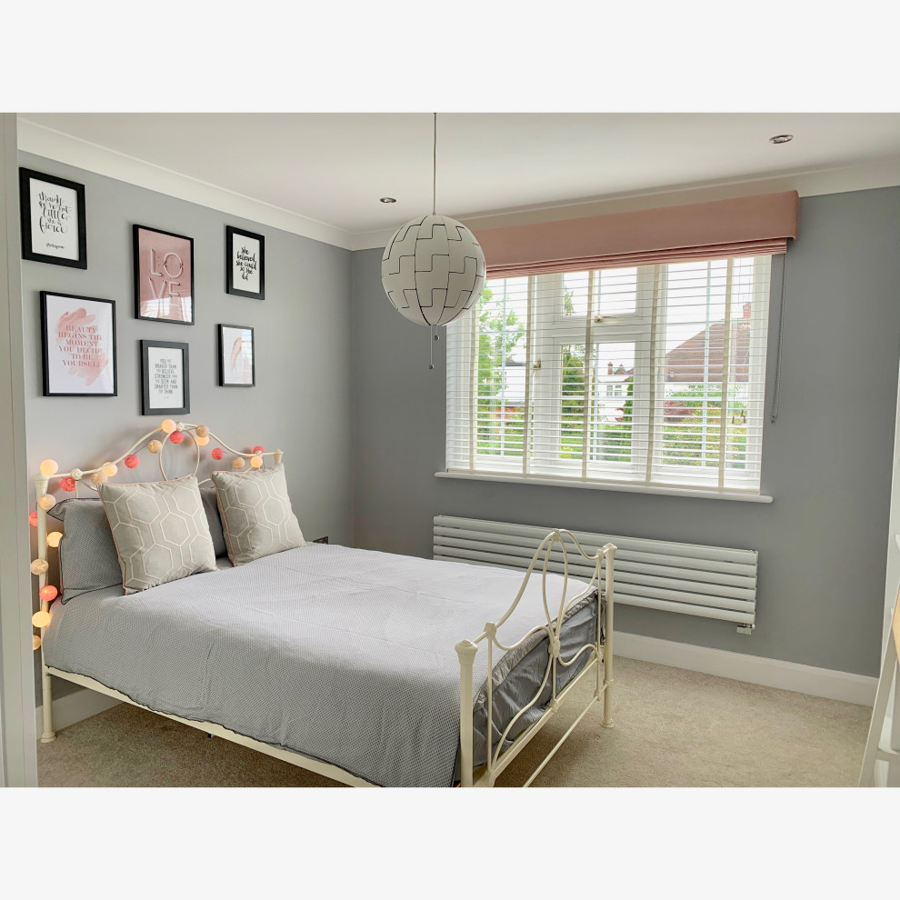 Modelo de dormitorio moderno de tamaño medio con paredes grises, moqueta y suelo gris