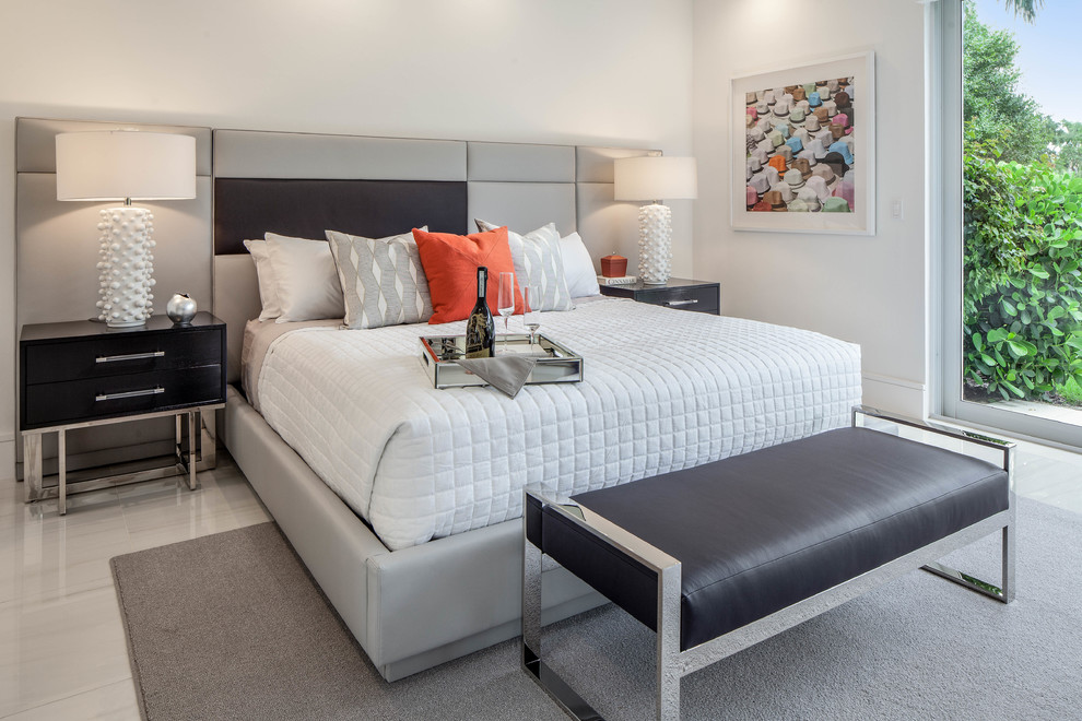 Idee per una camera da letto contemporanea con pareti grigie e pavimento grigio
