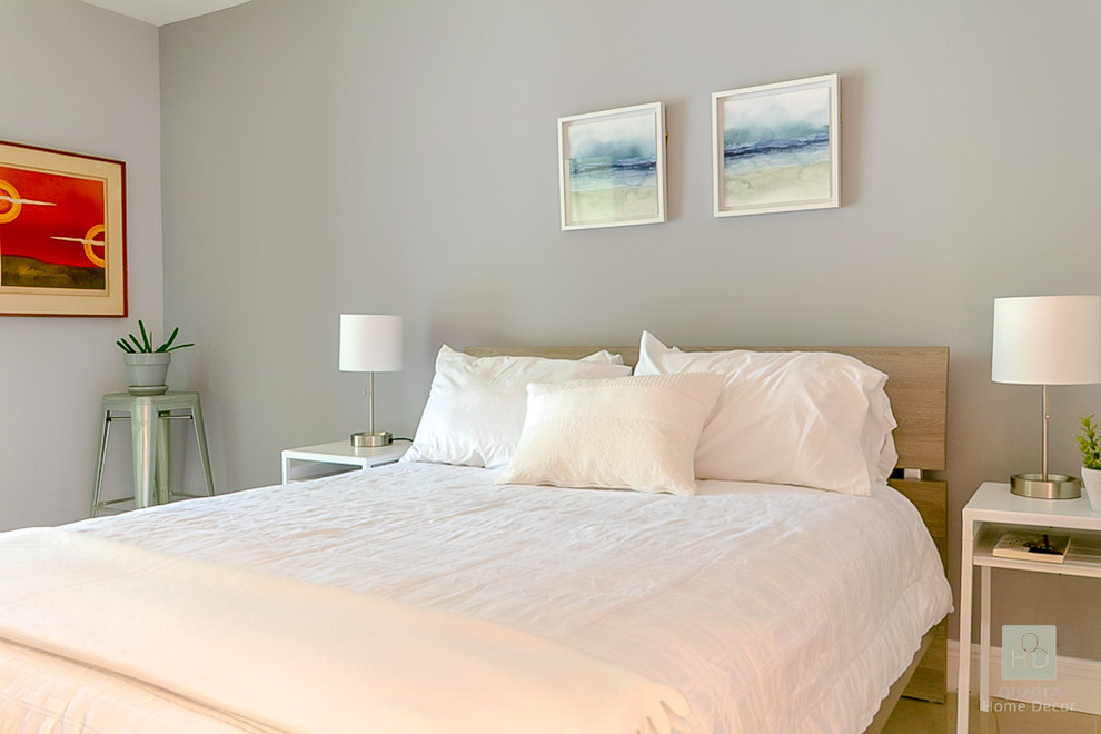 Imagen de dormitorio escandinavo de tamaño medio sin chimenea con paredes grises, suelo de baldosas de cerámica y suelo beige