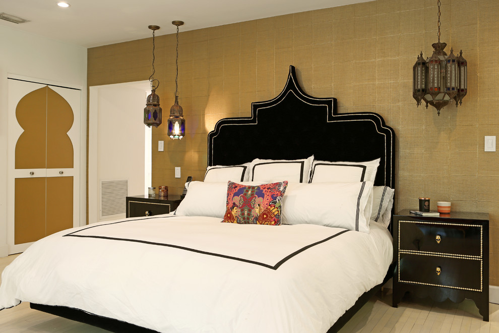 Mittelgroßes Mediterranes Hauptschlafzimmer ohne Kamin mit beiger Wandfarbe, beigem Boden und Porzellan-Bodenfliesen in Miami
