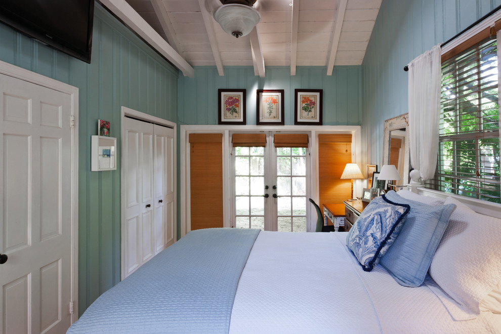 Esempio di una camera degli ospiti stile marino con pareti blu e nessun camino
