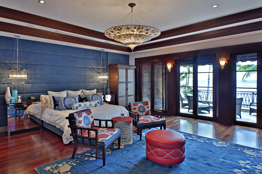 Mittelgroßes Eklektisches Hauptschlafzimmer ohne Kamin mit beiger Wandfarbe, braunem Holzboden und rotem Boden in Miami